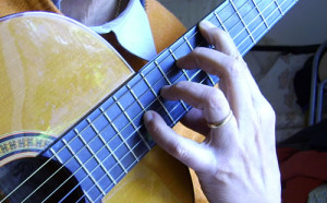 Esercizio di stretching sulla tastiera della chitarra