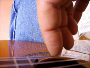 mano destra nella chitarra: pizzicare la corda con l-indice