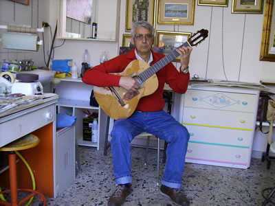 La chitarra tenuta in posizione flamenca