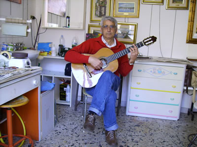 La chitarra tenuta in posizione classica e flamenca