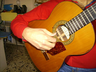 La posizione della mano destra nella chitarra
